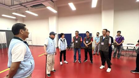823核三延役公投今天舉行,縣選委會主委王忠銘昨天前往各投開票所會勘。(圖/文:馮紹夫)