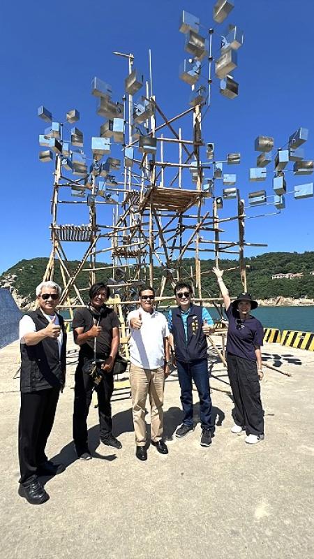 第三屆馬祖國際藝術島「拍楸–你的海洋,我的陸」9月5日開展,縣長王忠銘昨天前往各展點為創作中的藝術家鼓勵。(圖/文:馮紹夫)