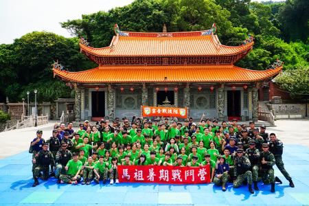 學員和戰技隊合影。