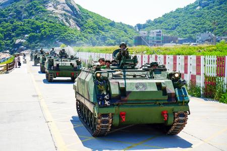學員們乘坐甲車課程。
