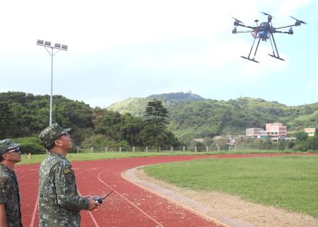 陸軍東引地區指揮部成立「無人機社」,培養基層操作專才。(圖:東指部)