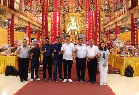 松山慈惠堂慷慨捐贈連江縣全新救護車一輛,消防局長曹典鈺前往拜訪感謝。(圖:連江縣消防局)