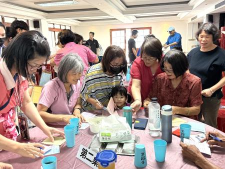 環資局舉辦低碳飲食宣導競賽,推廣低碳飲食理念,現場民眾品嘗在地低碳佳餚後進行投票,選出最具賣相、創意與人氣等料理。(圖/文:王致潔)