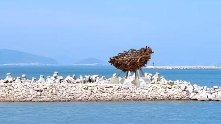 珠螺海灣長堤的雕塑地景《築巢》,馬祖雕塑家陳益輝希望引領觀眾體會前線島嶼軍民在消波塊海堤上,不安卻充滿韌性的安居想像。(圖:馬祖國際藝術島)