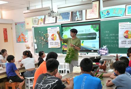 連江縣民政社會處攜手函漾莊園到東引推動惜食教育，將食物銀行常見物資化身一道道獨特料理，親子共享「愛心餐桌饗宴」。（圖／文：陳其敏）