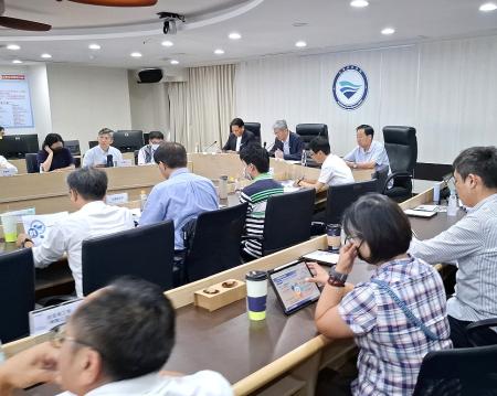 交通部航港局召開藍色公路與海運備援船舶規劃說明會，王忠銘、張永江出席商討新型船舶營運。（圖：縣府）
