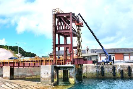 東引中柱港升降橋進行加固與更新工程，施作期間不影響船班運作。（圖／文：陳其敏）
