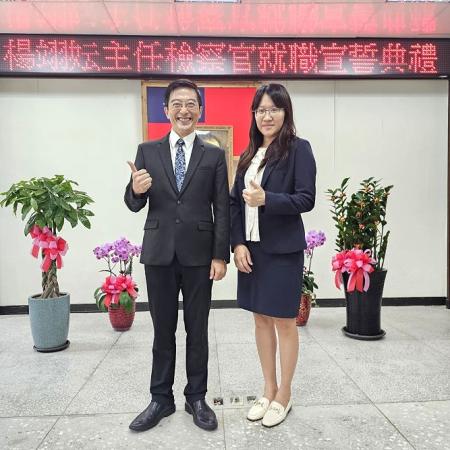 連江地檢署新任主任檢察官楊翊妘(右)28日宣誓就職。(圖:連江地檢署)