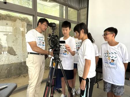 何明瑞「導演的豆花店」首度移師馬祖舉辦兒童影像紀錄學習營,教導孩子們拍攝及剪輯,用鏡頭述說在地故事。(圖/文:王致潔)