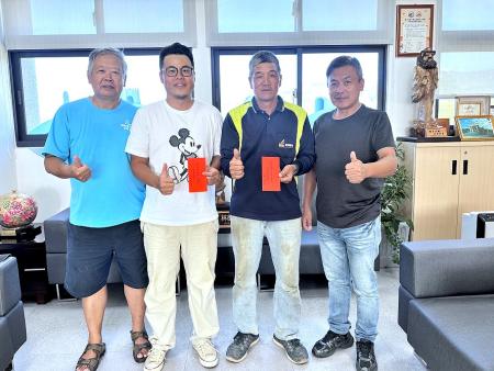 東引在地兩家營造廠商昶富公司與金明公司慷慨捐贈新台幣16萬元給新北市旅台東引同鄉會，以具體行動展現對家鄉的深厚情誼與對旅台同鄉會的支持與關懷。（圖：東引鄉公所）