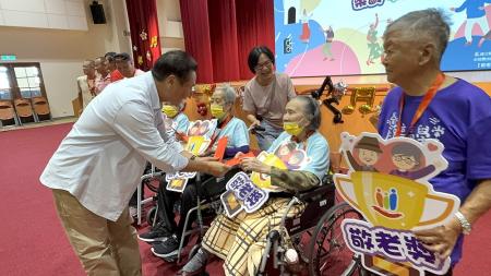 樂齡舞蹈賽熱力登場 長者舞動健康人生。(圖與文:王致潔)