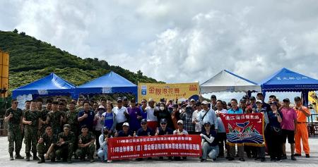 參與鄉親、軍方與環資局團隊齊聚猛澳港候船室前廣場，為淨灘活動揭開序幕。莒光守備大隊弟兄與鄉親分頭行動，分別前往猛澳、後澳沙灘展開清理作業。（圖／文：蔡夢玲）
