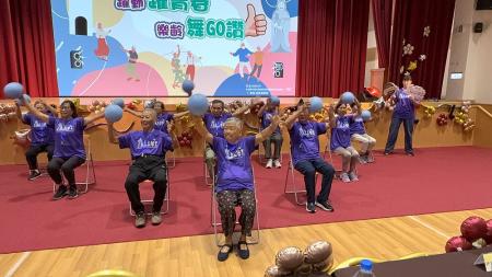 來自馬祖各島、平均年齡超過70歲的近120位長輩們歡欣舞動,散發出耀眼魅力。(圖/文:王致潔)