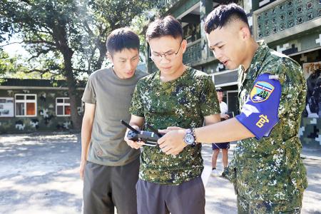 教官指導官兵操作訓練機。