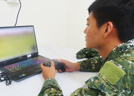 官兵操作模擬器過程。