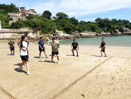 官兵投入沙灘躲避球比賽。