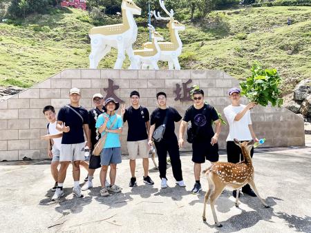 官兵於大坵島觀賞梅花鹿。