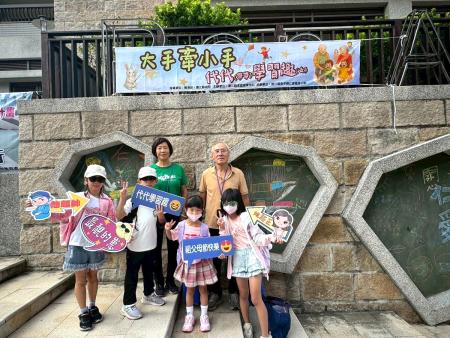 開學日，許多孩子在依公、依嬤的陪伴下踏入校園，大手牽小手，洋溢濃濃祖孫情。（圖：教育處）