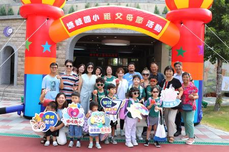祖父母陪伴孩子一同踏入校園，見證新學期的開始。（圖／文：鄭禮頤）