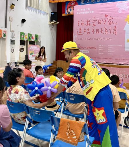 東莒國小禮堂舉辦祖父母節活動,現場熱鬧不已。(圖/文:蔡夢玲)