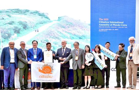 2025年國際慢城大會（Cittaslow International Assembly）在韓國莞島登場，秘書長張龍德、東引鄉長林德建率領代表團親自出席國際慢城認證授獎儀式，向全球慢城夥伴介紹東引離島慢城的文化底蘊與國際交流力。（圖：東引鄉公所）