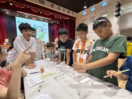 國科會科普列車首度在馬祖登場,20道精心設計的科學遊戲關卡,讓參與學子們玩得不亦樂乎,盡情探索科學的奧秘。(圖:王致潔、介壽國中小)