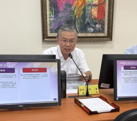 《公益揭弊者保護法》施行,連江縣政府政風處長羅國威說明法條「三保一減」保護措施。(圖/文:王致潔)