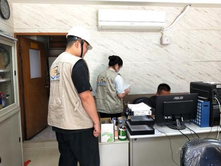 為強化營造業與中小企業業主及勞工安全知能,縣府民社處赴地區大型工地,進行勞安輔導訪視。(圖:縣府民社處)
