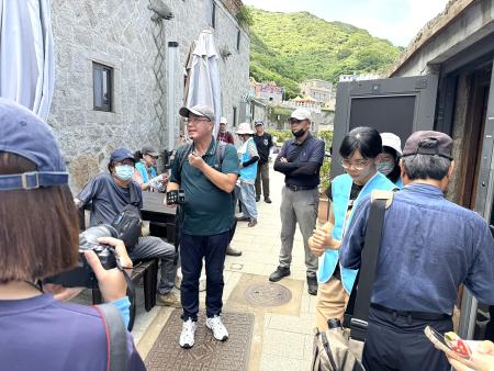 藝術島志工走訪北竿,策展人及藝術家親自導覽分享。(圖/文:鄭曉琴)