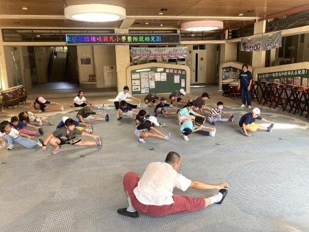 優人神鼓團隊走進校園指導，塘岐國小鼓藝隊學員獲益良多。 （圖／文：鄭禮頤）