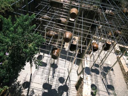 林聖峰打造的作品《海量》，在傳統閩東家屋中，懸掛百餘個高低錯落的傳統釀酒甕，回應閩東家屋敘事，也深入后澳照見往日的釀酒記憶。
