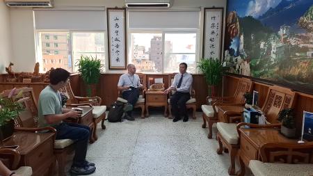 台灣外國記者會副會長戴達衛(David Demes)4日專訪縣長王忠銘,聚焦馬祖通訊、海洋環境等議題。(圖:縣府)