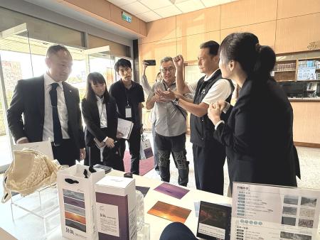 縣長王忠銘向日本香川縣府國際課主任橋本崇弘介紹本屆國際藝術島策展主題「拍楸」及周邊商品。（圖／文：王致潔）