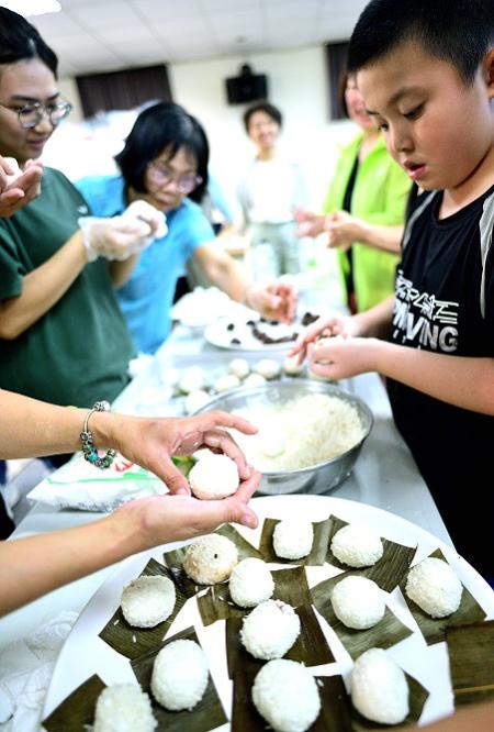 東引鄉首次承辦台灣慢城聯盟年會，國內外會員齊聚，體驗軍事古蹟、糯米手作等自然與人文風光。（圖／文：陳其敏）