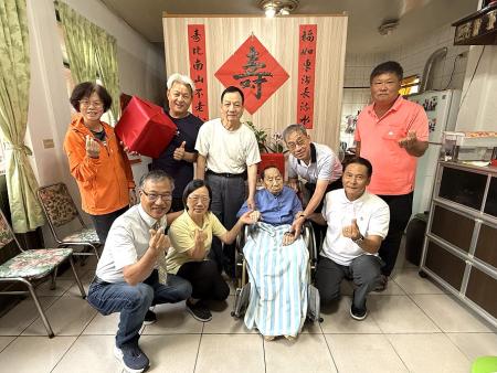 百歲人瑞姜双金歡慶102歲大壽,縣長王忠銘等人登門祝壽並關懷其生活起居。(圖/文:王致潔)
