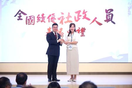 連江縣社工督導曹湘筠榮獲114年度全國績優社政人員肯定，衛福部政務次長呂建德為其頒獎。（圖：縣府民社處）