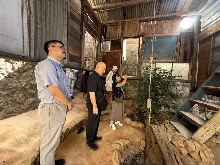 片山和之代表與大內洸太主任抵達東莒走訪藝術島展點,並到東莒國小進行交流。(圖/文:蔡夢玲)