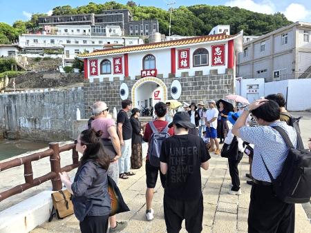 第三屆「馬祖國際藝術島」國外媒體及藝術家6日登上西莒島,展開一場由專人導覽解說的藝術之旅。(圖/文:宋幸儒)