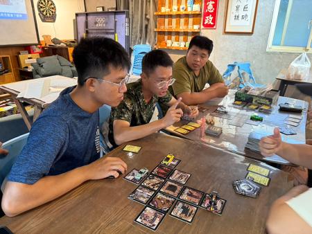 社員熱絡討論遊戲規則。
