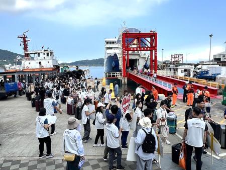 海洋大學馬祖校區迎來大二88名學生,副縣長陳冠人、海洋大學馬祖行政處長桑國忠等昨天前往迎接學生。(圖/文:馮紹夫)