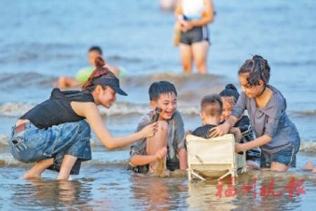 家長帶著孩子盡情玩耍。記者林雙偉攝