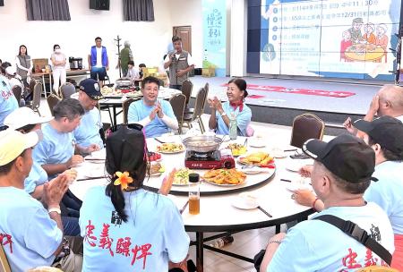 東湧社協辦理九月老人共餐，反共救國軍社團贈送保健飲品，陪伴共享溫馨時光。（圖：東湧社區發展協會）