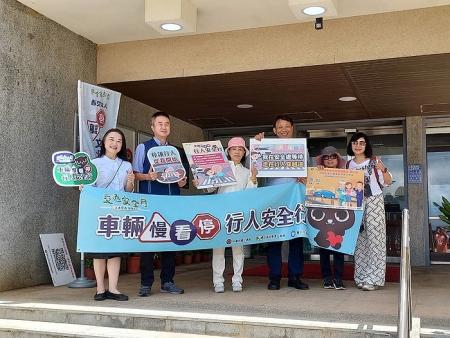 連江監理站攜手民間團體共同宣導路口停讓。(圖:連江監理站)