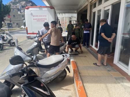 一大早北竿鄉親陸續攜車到場，配合檢驗人員進行排氣檢測。（圖／文：鄭禮頤）