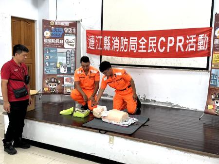 連江縣消防局東莒分隊日前舉行CPR宣導活動，讓更多人能在關鍵時刻伸出援手。（圖／文：蔡夢玲）