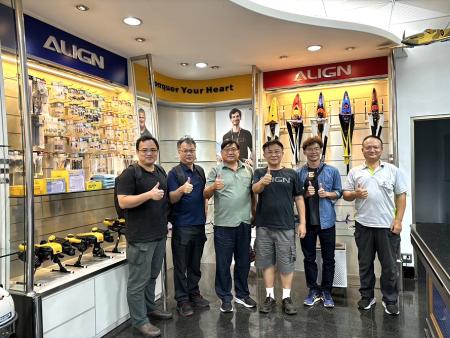 為前瞻性規劃馬祖無人機救援應用，消防局長曹典鈺率隊赴台中無人機公司進行參訪考察。（圖：連江縣消防局）