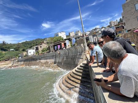 經濟部水利署第一河川分署副署長吳瑞祥9日率隊現勘南竿海堤工程。（圖／文：馮紹夫）