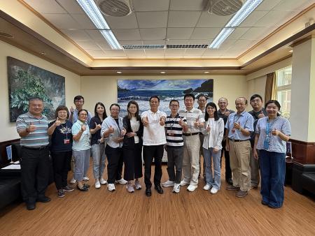 縣長王忠銘昨日與縣府新進人員有約，勉勵同仁建立正確觀念與積極態度，共同為縣政努力。（圖／文：王致潔）