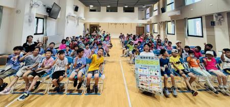 昨日，許鈺喬營養師前往介壽國小及仁愛國小，向約300位學生推廣高鈣營養知識，提升孩童對鈣質重要性的認識。（圖：縣府教育處）
