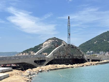 縣長王忠銘10日前往北竿現勘重大工程並聽取施工廠商簡報。（圖／文：馮紹夫）